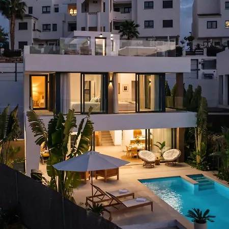 6 Bdrm Golfside Luxury W Pool & Jacuzzi Apartment *