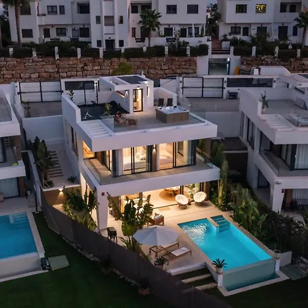 6 Bdrm Golfside Luxury W Pool & Jacuzzi Apartment